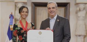 Presidente Abinader condecora a Zoe Saldaña con la Orden Heráldica de Cristóbal Colón