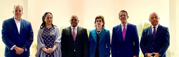 De izquierda a derecha: Dr. José Ramirez, Lic. Tammy Peralta, el autor José J. Norberto, Lic. Elena Viyella, Dr. Pedro Ureña, Dr. Ramón Puello Báez.