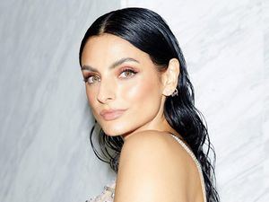 Aislinn Derbez y Asier Etxeandía presentarán la gala de Premios PLATINO 2025