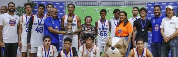 Entrega trofeo al equipo del Dominico Americano, ganador del torneo.