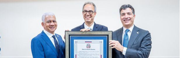 Senado reconoce trayectoria del poeta y escritor José Mármol.