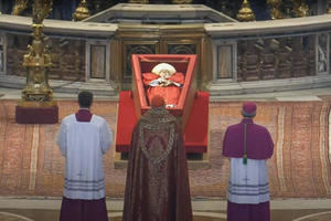 La fila con miles de personas para despedir a Francisco supera la medianoche en Roma