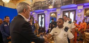 Presidente Abinader rinde homenaje a 565 rescatistas tras tragedia en Jet Set