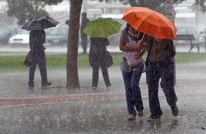 Remanentes de un sistema frontal generan lluvias y se mantienen avisos y alertas