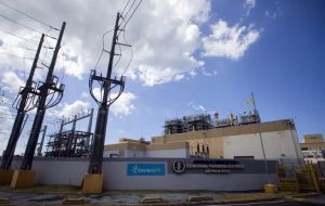 Un nuevo apagón masivo causa gran descontento en Puerto Rico en plena Semana Santa