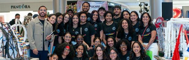 Estudiantes que participaron en el proyecto EVA 2025 de la PUCMM junto a sus maestros.