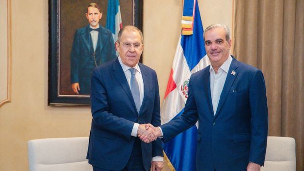 del ministro de Relaciones Exteriores de Rusia, Serguéi Lavrov (i), posando junto al mandatario dominicano, Luis Abinader, este miércoles durante un encuentro en el Palacio Nacional de Santo Domingo (República Dominicana). EFE/ Presidencia De República Dominicana 