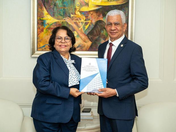 El presidente del Senado, Ricardo de los Santos, recibió el análisis de ejecución presupuestaria 2024 de la Cámara de Cuentas.