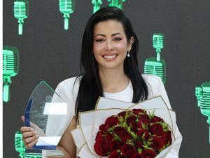 Escuela de locución reconoce admirable trayectoria de Dafne Guzmán