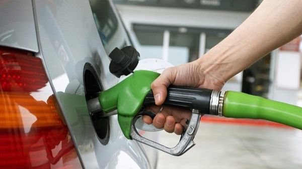 Bajan los precios de combustibles