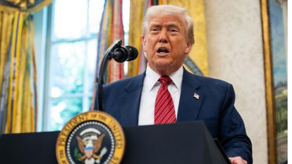 El presidente de Estados Unidos, Donald Trump, habla durante una ceremonia en la Oficina Oval de la Casa Blanca en Washington, DC, EE. UU., 
