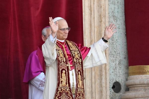Nuevo papa León XIV, el cardenal estadounidense Roberto Francisco Prevost, bendice a los fieles. 
