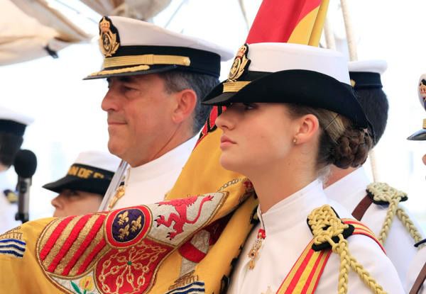 La princesa de Asturias, Leonor de Borbón, porta la bandera nacional de España junto al capitán de navío, Luis Carreras-Presas, durante el acto de jura de bandera abordo del buque escuela de la Armada española Juan Sebastián Elcano que visita el puerto de Cartagena (Colombia). 