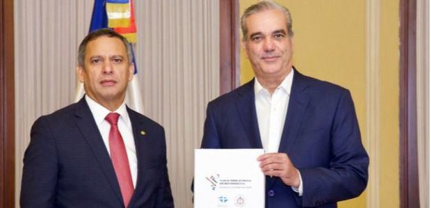 Presidente Abinader recibe la Declaración de Santo Domingo tras culminar la XXII Cumbre Judicial Iberoamericana.