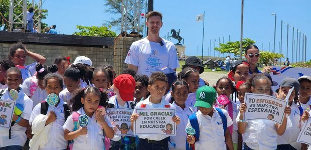 Británico Callum  Bates recauda fondos caminando de Santo Domingo a Puerto Plata para fortalecer la educación.