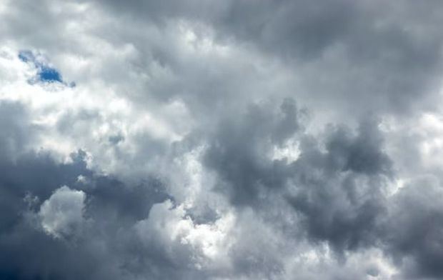 Cielo mayormente despejado y sin precipitaciones significativas.