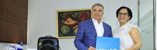 Martín Ortiz, director Materno Infantil y Adolescentes del SNS y Anyoli Sanabria, representante adjunta de UNICEF RD al momento de recibir la donación.