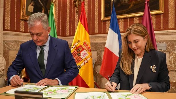 José Luis Sanz y Carolina Mejía firmaron el acuerdo entre ambas ciudades.