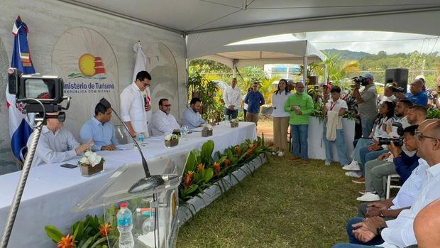 Ministro Collado se dirige a los presentes.