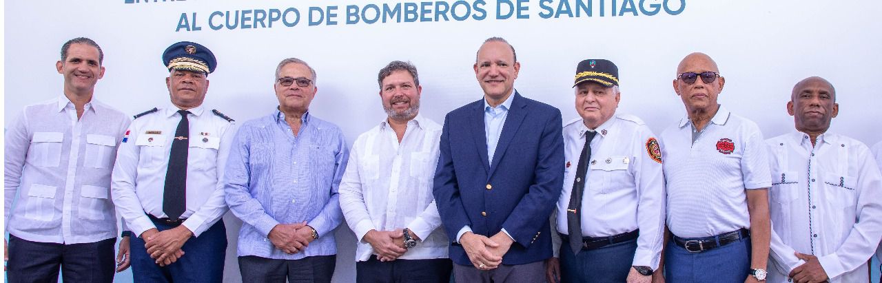 EGE Haina dona equipo de llenado de aire puro a los bomberos de Santiago