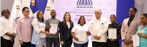Cien cuidadores de Azua y SDE inician pasantías remuneradas con Conape