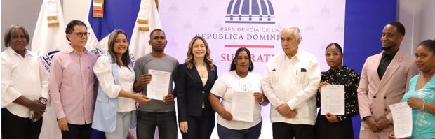 Gloria Reyes y José García Ramírez, directores de Supérate y Conape, respectivamente, en compañía de ejecutivos institucionales y personas cuidadoras de Azua.