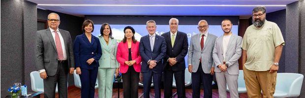 Alejandro Moscoso, Amelia Deschamps, Gina Jiménez, Emilia Pereyra, James García, Erik Pérez Vega, Persio Maldonado, Ariel Contreras y Marvin del Cid. 