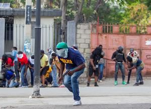 Policías y militares de Haití convierten la capital en una zona de guerra