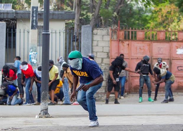 Al menos un militar haitiano murió y otro resultó herido de bala este domingo en tiroteos contra hombres encapuchados, supuestamente policías, en el centro de Puerto Príncipe, en las proximidades del Palacio Presidencial, en Puerto Príncipe (Haití).