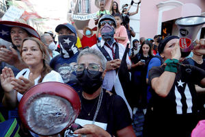 Cientos de personas protestan contra la empresa eléctrica de Puerto Rico