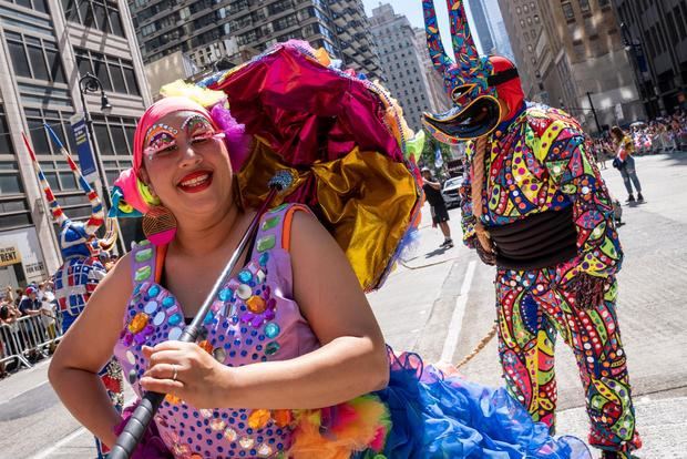 Una mujer participa en el desfile de la comunidad dominicana, en Nueva York, Estados Unidos.