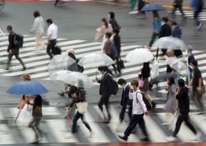 Japón vuelve a ampliar la alerta sanitaria mientras planea aliviar restricciones