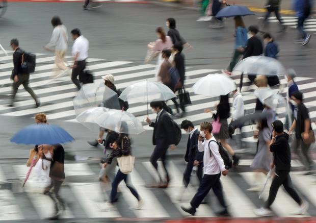Japón vuelve a ampliar la alerta sanitaria mientras planea aliviar restricciones.