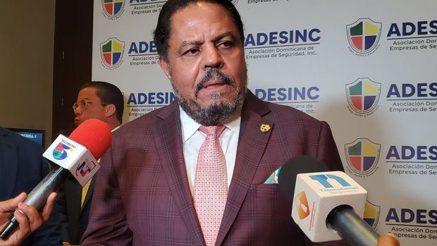 El Pte. de Adesinc, mayor general retirado Freddy González Estrada.