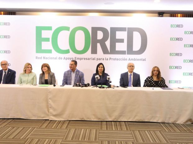 La mesa estuvo integrada, desde la izquierda, por Angelo Viro, presidente de la Asociación Nacional de Empresas e Industrias de Herrera (Aneih); Julissa Báez, directora Ejecutiva de la Asociación Dominicana de Productores de Cemento (Adocem); Kathia Mejía, directora ejecutiva de Ecored; Wenceslao Soto, secretario de Ecored; Christy Luciano, presidenta interina de Ecored; José Armenteros, tesorero de Ecored; y Aguie Lendor, vicepresidenta ejecutiva de la Asociación de Hoteles y Turismo de la República Dominicana (Asonahores).
