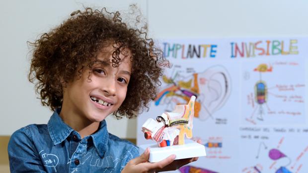 Fernando, el niño de 8 años que ha ideado un implante auditivo revolucionario