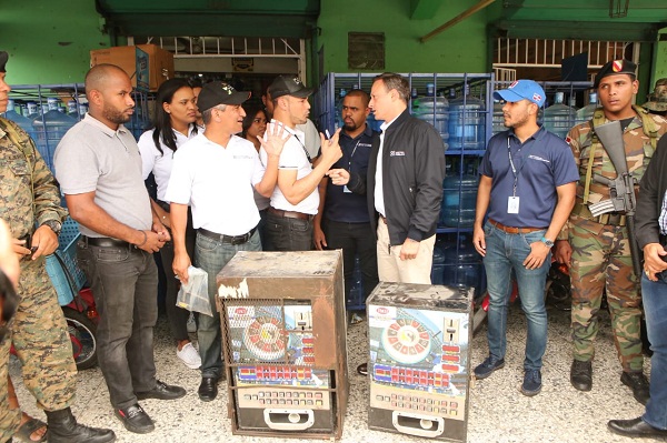 El procurador Jean Rodríguez dirigió y coordinó los operativos contra las máquinas tragamonedas, desde un centro de mando diseñado a esos fines y participó directamente en varios de los operativos.