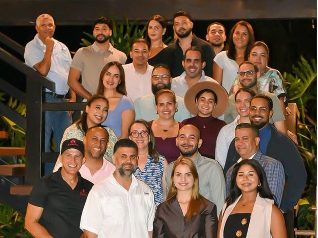 Yamilka Cruz Junto a miembros de la Asociación de Bares y restaurantes de Jarabacoa.