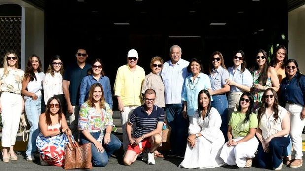 Patricia Acosta, editora de la revista Bodas a La Moda, junto a los invitados a la experiencia en Zemi Miches