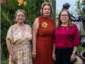 Mary Cruz, Aurina Lugo de Hiraldo y Carmen Pérez.