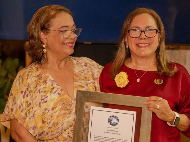 MaryCruz entrega placa reconocimiento a  Carmen Pérez.
