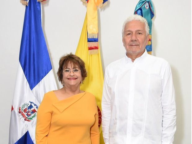Verónica Sencion y Darío Villamizar, embajador de Colombia.