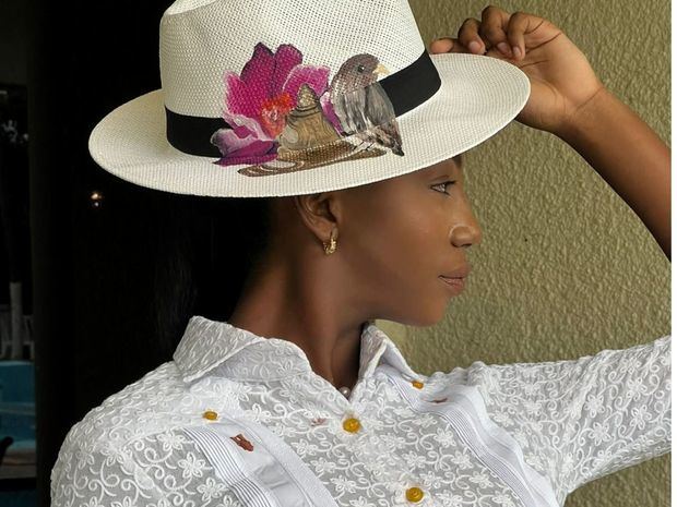 La modelo complementa su chacabana con un sombrero destacando la flor de Bayahibe
