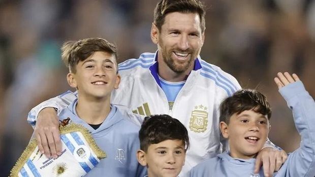 Lionel Messi con sus hijos tras el partido. 