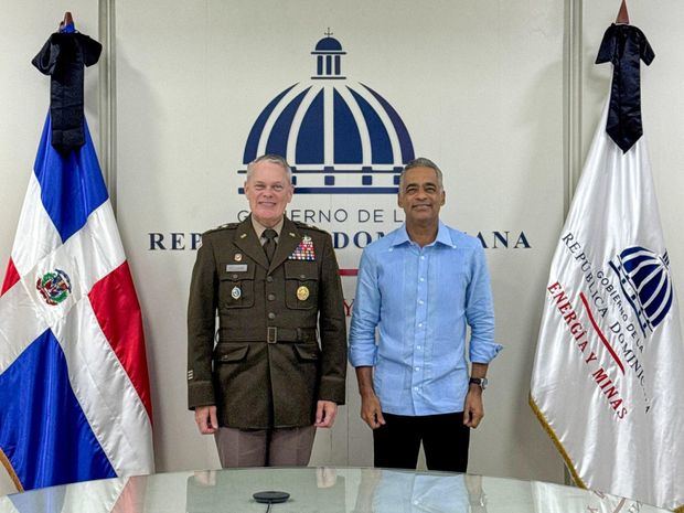 El ministro de Energía y Minas, Joel Santos, recibe la visita del director del Colegio Interamericano de Defensa de los Estados Unidos (IADC), Richard Heitkamp.