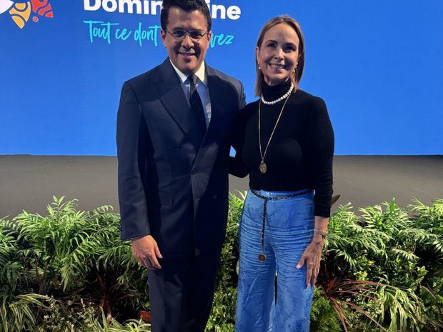 Ministro David Collado junto a María Eugenida Mañón, corresponsal internacional de Diario Hispaniola.