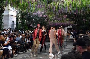 Flores, transparencias y piel de reptil para el hombre estival de Versace