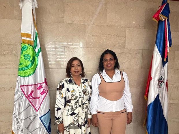Directora del Consejo Nacional para la Niñez y la Adolescencia (CONANI), Ligia Jeannette Pérez Peña , recibió a la representante de la Asociación de Mujeres Profesionales e Independientes (AMPI) Yoneice Pineda.
