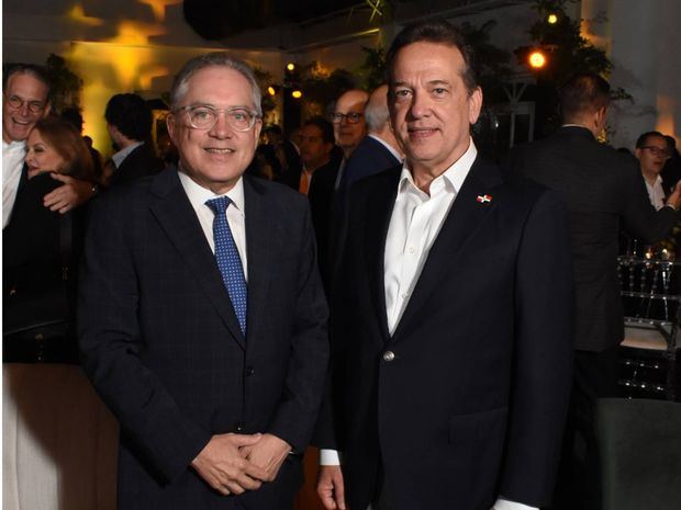 Desde su fundación en 1975, Farmacias Los Hidalgos ha sido pionera en múltiples aspectos del sector farmacéutico dominicano.