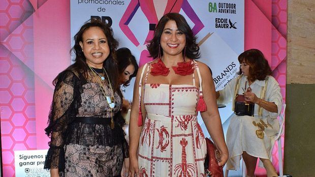 La periodista Yenny Polanco Lovera presidenta de Fipetur y una amiga.